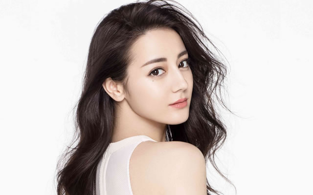 陈赫送女儿上学，一年的学费是30万元